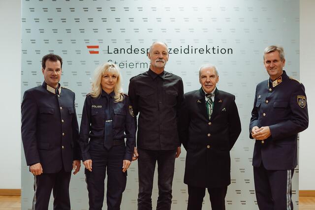Landespolizeidirektor Gerald Ortner, Gruppeninspektorin Doris Blaschko und die beiden Gruppeninspektoren Günter Stocker und Walter Lambauer sowie Oberst Karl Holzer (v.l.) bei der Ehrung in Graz. | Foto: KK