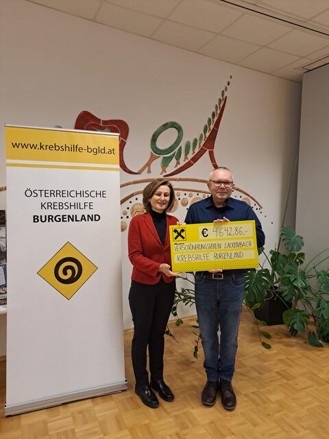 Helmut Wimmer vom Verschönerungsverein Lackenbach übergab an Andrea Konrath, Geschäftsführerin der Krebshilfe Burgenland, einen Scheck in Höhe von 4.642,86 Euro.  | Foto: Krebshilfe Burgenland