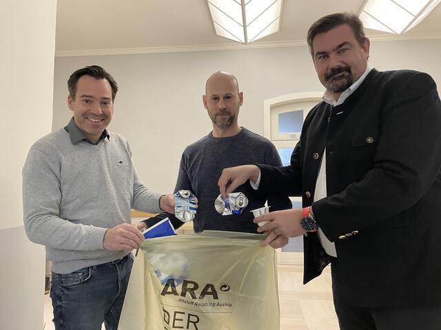 Andreas Kirnberger, Andreas Fekete-Gatterwe und Bürgermeister Stefan Steinbuchler demonstrieren wie es geht.  | Foto: Marlene Trenker