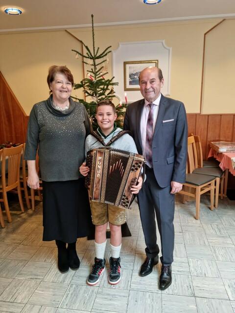 Jungmusiker Tobias Kober (m.) aus Hofstätten an der Raab spielte bei der Weihnachtsfeier des steirischen Seniorenringes vom Bezirk Weiz. | Foto: FPÖ Weiz