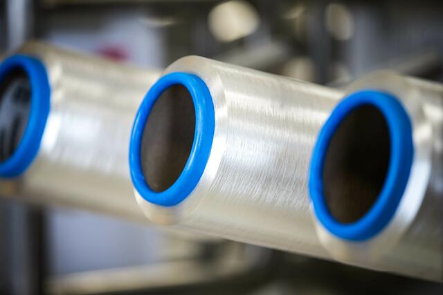 Die angespannte Marktsituation zwingt den Faserhersteller Lenzing zu einem Einsparungsprogramm, bei dem es auch zu einem Personalabbau kommen soll.  | Foto: Lenzing AG/Neumayr