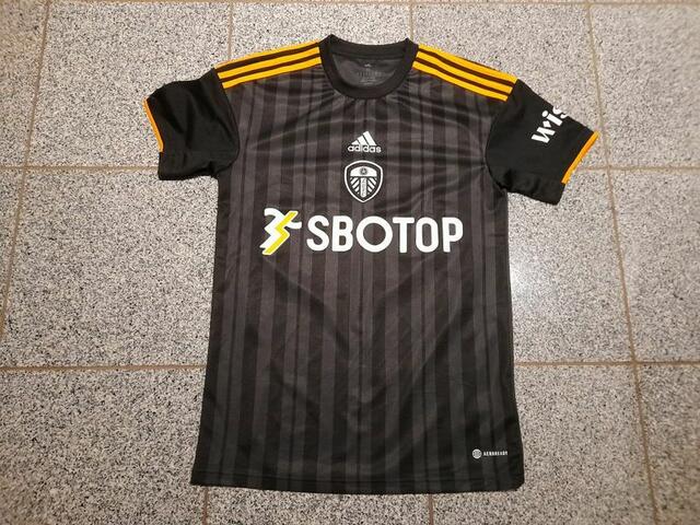 Ein Trikot des Premierligisten Leeds United (getragen von Jack Harrison) kann ab sofort ersteigert werden.  | Foto: Friedl