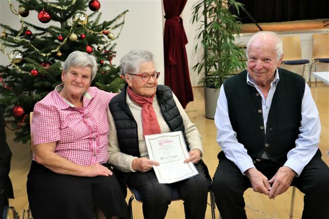 Maria und Eduard Predikaka mit dem ältesten PVÖ-Mitglied Maria Kager (100,5 Jahre).  | Foto: Edith Ertl