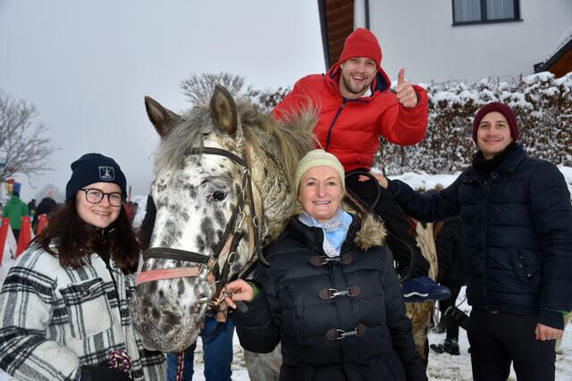 Weihnachtszauber bei den Oberstein Alpacas in St. Thomas. Mit Reiten - Großlinder-Hof, Familie Brandstetter -für das BezirksRundSchau Christkind Perg 2022.  | Foto: Robert Zinterhof