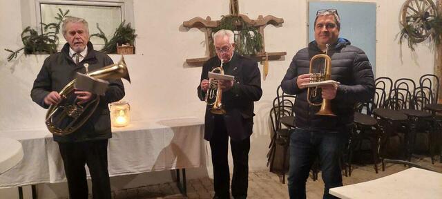 Ein herzliches Dankeschön an die Gastgeber - Fenster 16, Herta und Johann Wagner, und natürlich auch den Blasmusikern | Foto: Anita Kurzmann