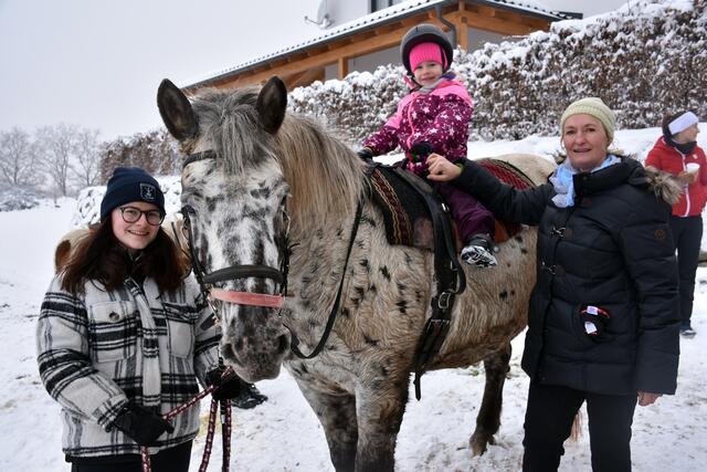 Weihnachtszauber bei den Oberstein Alpacas in St. Thomas. Mit Reiten - Großlinder-Hof, Familie Brandstetter -für das BezirksRundSchau Christkind Perg 2022.  | Foto: Robert Zinterhof