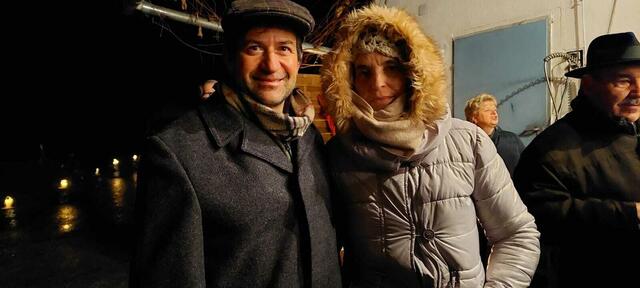 Tino Kostner mit Gattin Nina/Obfrau "Brauchtum einst und jetzt" - eine gute Idee - die Adventfenster. | Foto: Anita Kurzmann