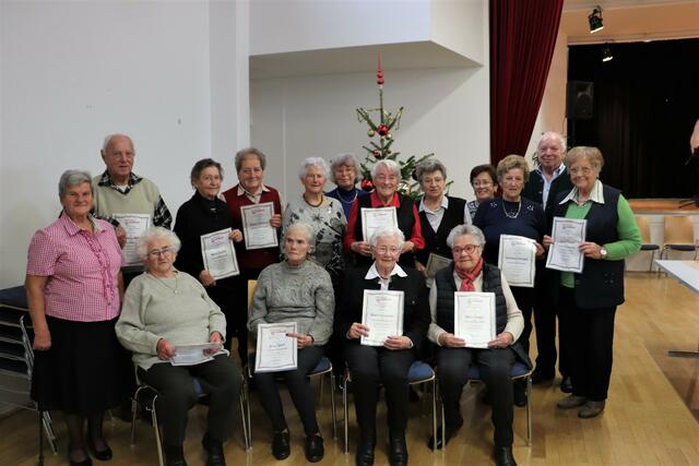 Maria Predikaka (li) mit den geehrten Jubilaren des PVÖ Ortsgruppe Fernitz-Mellach. | Foto: Edith Ertl