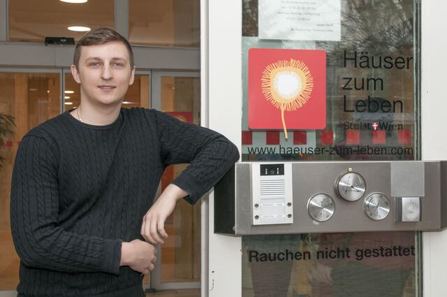 Sinan Cehajic gilt als junge, gute Seele der Seniorenresidenz "Haus an der Türkenschanze". Wenn andere zu Weihnachten feiern, wird er hier seinen Dienst verrichten. | Foto: Wolfgang Unger