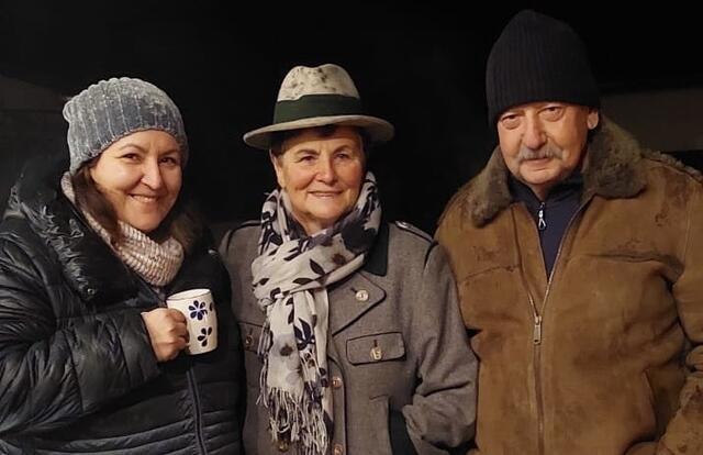 Rechts das Gastgeber-Ehepaar Herta und Johann Wagner - Fesch is` sie die Herta! | Foto: Anita Kurzmann