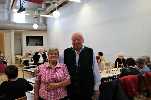 Maria (73) und Eduard (74) Predikaka organisieren seit neun Jahren Veranstaltungen und Ausflüge mit viel Liebe zum Detail für die PVÖ-Mitglieder. Bei der Neuwahl im Jänner legen sie ihr Amt in jüngere Hände. | Foto: Edith Ertl