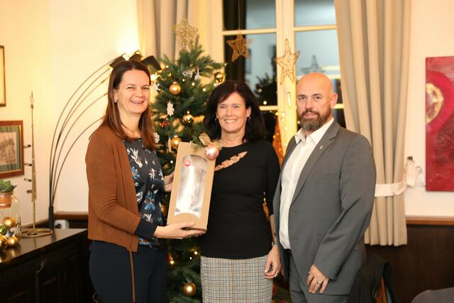 v.li.n.re: Fr. Bgm. Mag. Kerstin Suchan, ATSV Obfrau Fr. Renate Oberbramberger, Hr. GR Mag. Andreas Hofreither