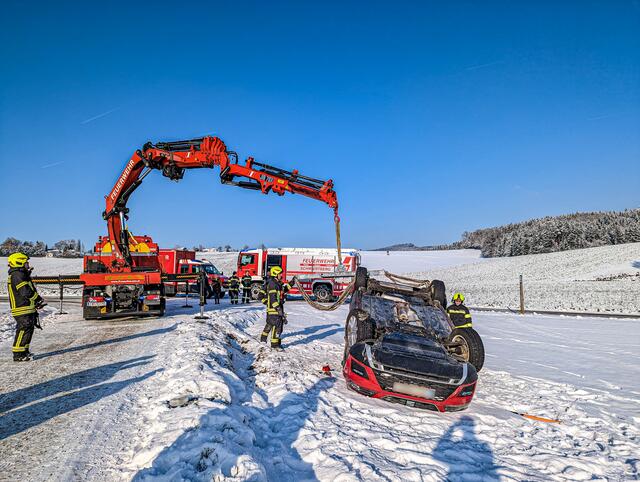 Die Feuerwehr Schwertberg musste am Sonntag, 18. Dezember 2022, ausrücken, nachdem sich ein Fahrzeug überschlagen hatte. | Foto: TEAM FOTOKERSCHI.AT / BRANDSTÄTTER