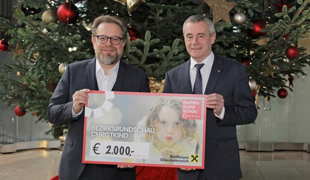 BezirksRundSchau-Geschäftsführer Thomas Reiter übernahm den symbolischen Spendenscheck von Raiffeisenlandesbank OÖ-Generaldirektor Heinrich Schaller. | Foto: BRS