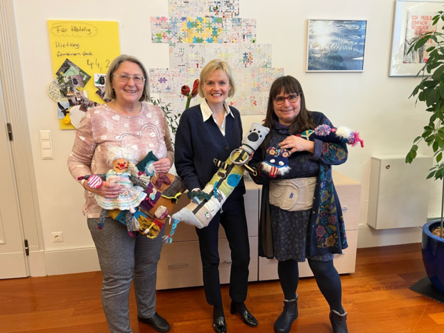 Ursula Weber-Hejtmanek, Bezirksvorsteherin Silke Kobald und Elfriede Musser freuen sich über die Fühlobjekte des Beschäftigungsprojekts. | Foto: Weber-Hejtmanek