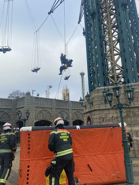Der verletzte Mann wurde von der Feuerwehr abgeseilt. | Foto: Feuerwehr/Stadt Wien