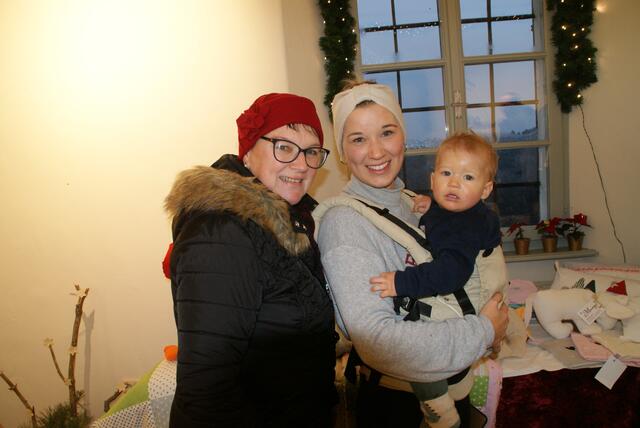 Doris, Andrea und der kleine Tobias auf Schloss Tabor. | Foto: Anna Maria Kaufmann