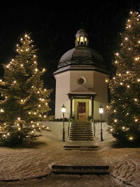 Die Stille-Nacht-Kapelle in Oberndorf bei Salzburg - sie steht an der Stelle der ehemaligen St.-Nikolaus-Kirche, in der am 24. Dezember 1818 das Weihnachtslied zum ersten Mal aufgeführt wurde! ... | Foto: Wikipedia