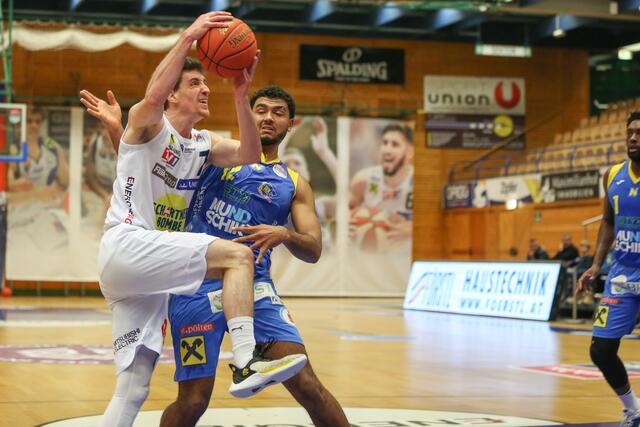 Die OCS Swans Gmunden feiern einen 85:64-Sieg gegen St. Pölten. | Foto: Kienesberger