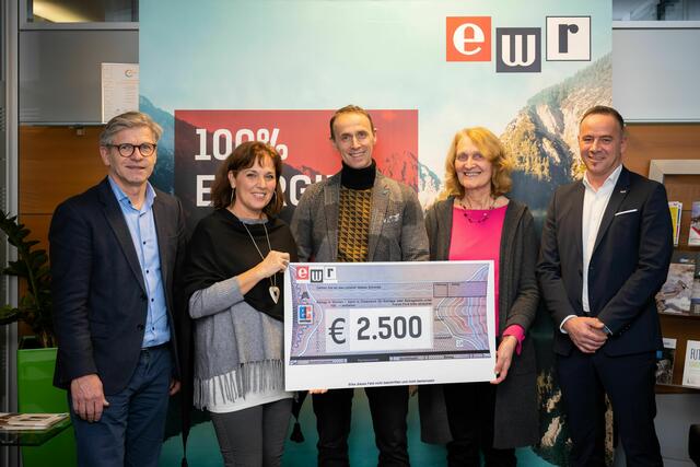 Die EWR-Vorstände Hilz (li) und Alber (re) übergaben mit Bgm. Salchner die Spendengelder an Klaudia Komarek und Gertrud Köck. | Foto: Andreas Schindl