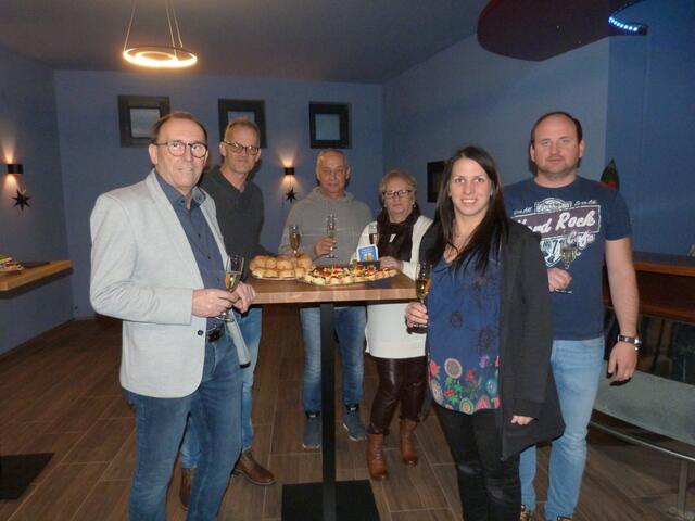 Vizebürgermeister Dominkovits "Miki" Nikolaus, Stadtrat Hoffmann Norbert, Posch Christian und Erika, Barinhaberin Tina Graf und Partner Oliver Pogats