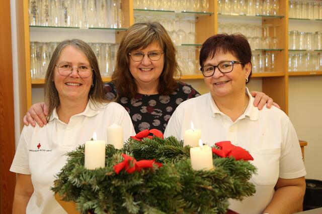Nicht nur zu Weihnachten irdische "Engerl" für ihre Schützlinge: Andrea Muttenthaler, Elfriede Reindl und Renate Pils. | Foto: Eckhart Herbe