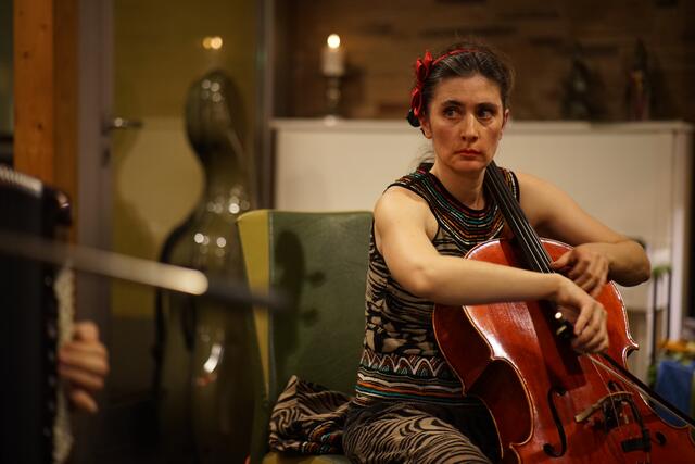 Es schnaubt, es schnarrt, es singt, das Cello von Anna Lang – ein purer Genuss. | Foto: Matt