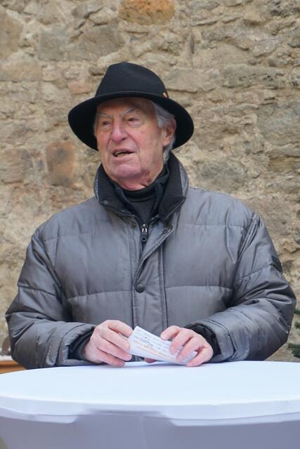 Obmann des Seniorenbeirates Hans Skarits begrüßt die Gäste