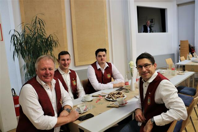 Obmann Manfred Hiebaum (li) und das Bläserquartett der Jugendkapelle Fernitz eröffneten musikalisch die Weihnachtsfeier. | Foto: Edith Ertl