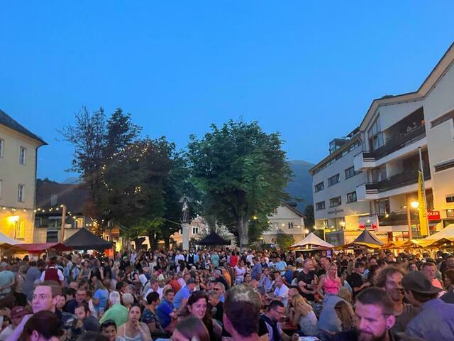 Gemessen an der Besucherzahl, war das Stadtplatzfest als frühsommerliche Alternative zum Herbstfest ein voller Erfolg. Ob jener auf rechten Dingen fußt, will der Überprüfungsausschuss will nun feststellen. | Foto: Archiv/Perktold