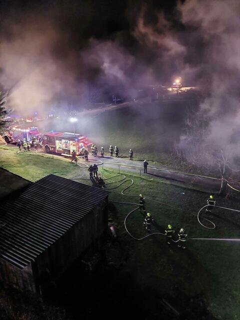 15 Feuerwehren waren mit rund 200 Leuten bis zu vier Stunden im Löscheinsatz. | Foto: Feuerwehr Rechnitz