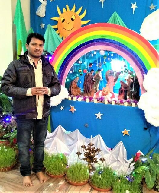 Kaplan Jacob vor einer indischen Krippe. Das Jesuskind wird bei den Umzügen immer mitgetragen. | Foto: Josef Messirek