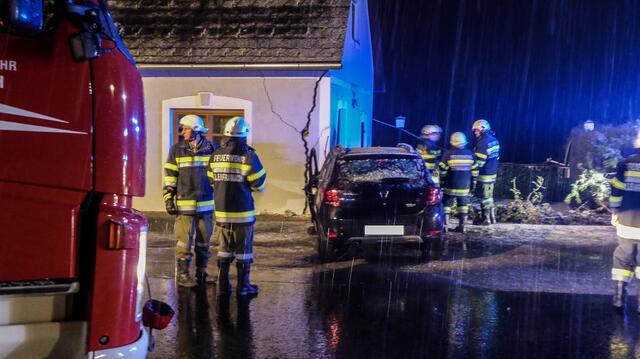 Ein 58-jähriger Pkw-Lenker krachte mit seinem Auto in Oberdorf in der Gemeinde Pirching am Traubenberg gegen die Hausmauer. | Foto: FF Edelstauden