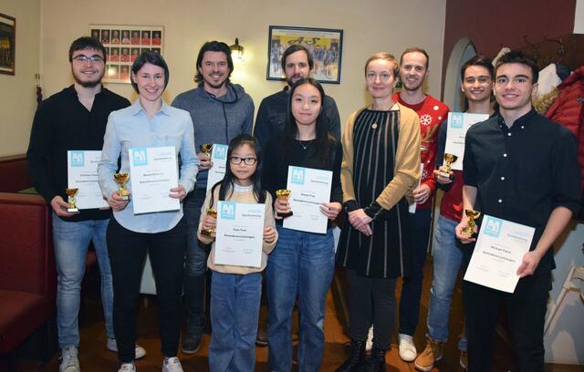 

Bild: Anna-Theres Teichgräber (4. von rechts) mit den ausgezeichneten Sportlerinnen und Sportlern Christian Tomic, Bianca Schiester, Daniel Graßmück, Faye Tran, Aimee Tran, Lukas Stöberl, Thomas Stipsits, Armin Sarosi und Michael Tomic (von links). | Foto: Bernhard Garaus