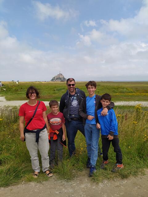 Familienschnappschuss: Eva Gerlier mit ihrem Mann und den drei Kindern vor dem Mont Saint Michel in der Normandie. | Foto: Eva Gerlier