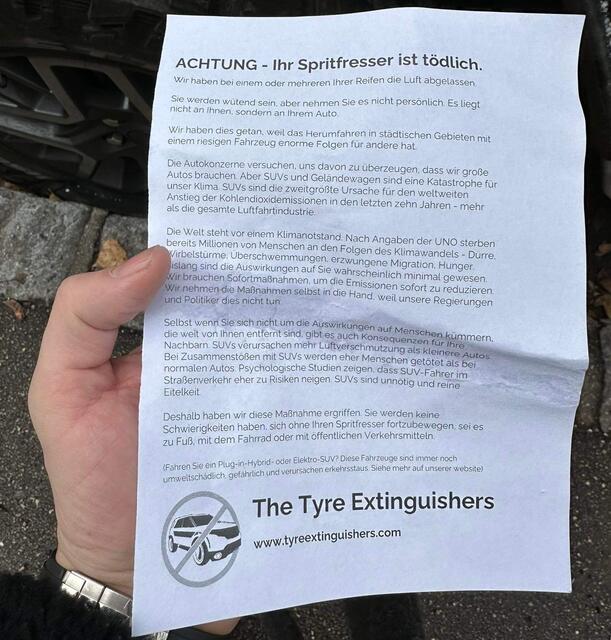 Dieser Flyer soll von Unbekannten an den SUVs angebracht worden sein, an denen die Luft in den Reifen abgelassen wurde. | Foto: ÖVP Döbling/z.V.g.