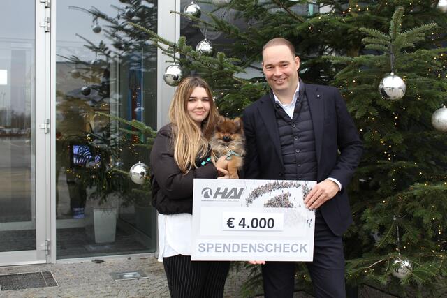 Jessica mit ihrem neuen vierbeinigen Begleiter und Rob van Gils. | Foto: HAI