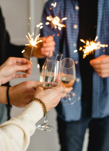 Mit einem Glas Sekt wird traditionell um Mitternacht angestoßen. | Foto: Unsplash/Kateryna Hliznitsova