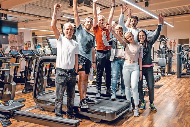 Mitarbeiter:innen &amp; friends der Sparkasse nach erfolgreich absolviertem Staffellauf über 100 Kilometer am Laufband. | Foto: Sparkasse