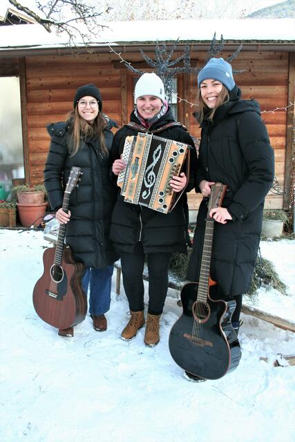 Das Trio „Saitenspiel“, Sandra, Julia und Julia, luden zum Mitsingen von Weihnachtsliedern ein.  | Foto: Mair
