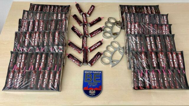 Die Polizei stellte im 21. Bezirk Feuerwerkskörper und Schlagringe sicher.  | Foto: LPD Wien