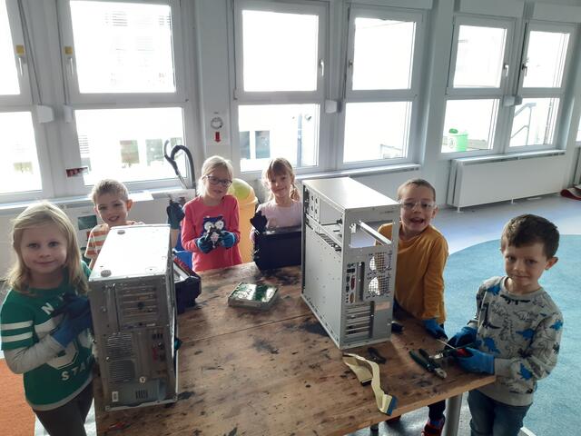 Mehrere unterschiedliche Stationen zum Thema „Magnetismus“, „Konstruktion“ und „Dekonstruktion“ motivierten die Kinder zum Experimentieren.  | Foto: Kindergarten Münzbach