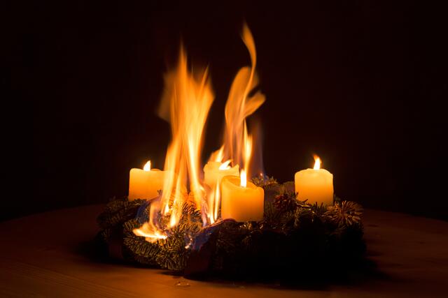 "Lassen Sie offenes Feuer und Licht nie ohne Aufsicht!" | Foto: stock.adobe.com/at/ Oskar/Symbolfoto