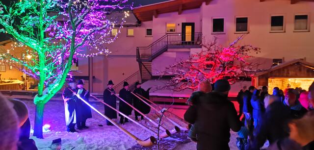 Mit adventlicher Musik stimmten die Stubaier Alphornbläser die Gäste ein.  | Foto: privat