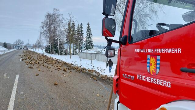 Ein Lastwagen verlor heute einen Teil der geladenen Zuckerrüben. | Foto: FF Reichersberg