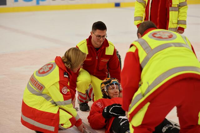 Im Ernstfall muss jeder Handgriff sitzen und ineinander greifen. | Foto: Reischl