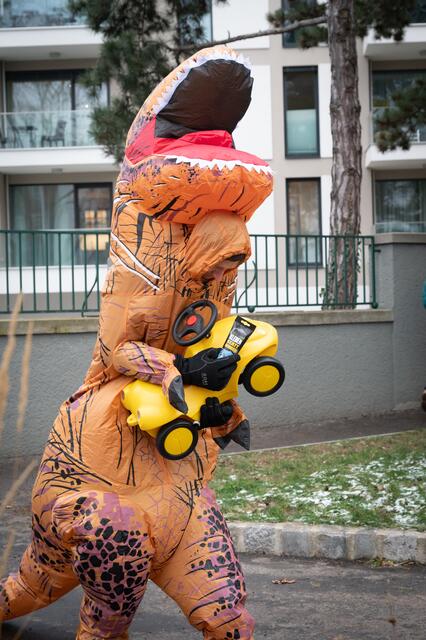 Ein Dinosaurier und ein Auto sollen die "verplante Verkehrspolitik" zeigen, so RiD. | Foto: Radeln in Döbling