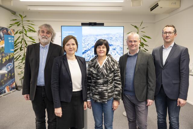 Wie wird in Zukunft in Graz gebaut? Günther Rettensteiner, Judith Schwentner, Franziska Winkler, Rainer Rosegger und Bernhard Inninger (v.l.) bei der Präsentation der Studienergebnisse. | Foto: Foto Fischer/Stadt Graz