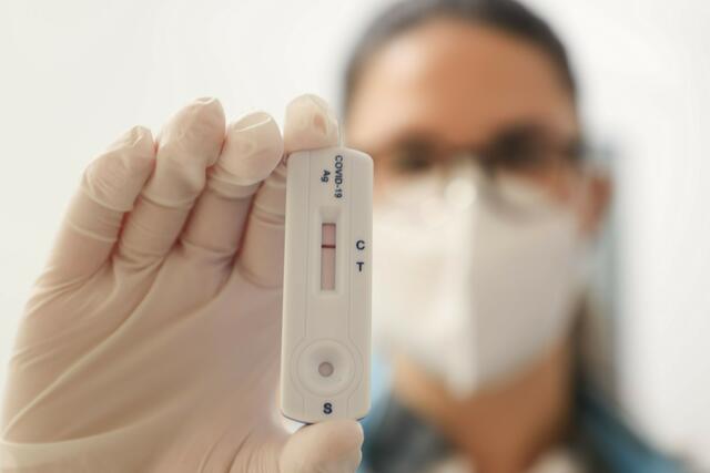 Corona sei im Krankenhaus mittlerweile meistens eine "Nebendiagnose" bei Patientinnen und Patienten, die wegen anderweitiger Beschwerden vorstellig werden. | Foto:  Land Salzburg / Franz Neumayr