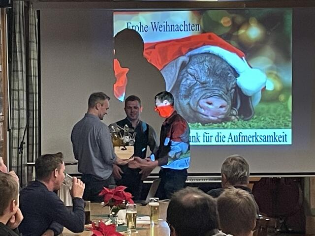 Für den Fachtierarzt (links) gab es am Ende einen Presentkorb mit regionalen Produkten der anwesenden Bauern. | Foto: BRS/Moser